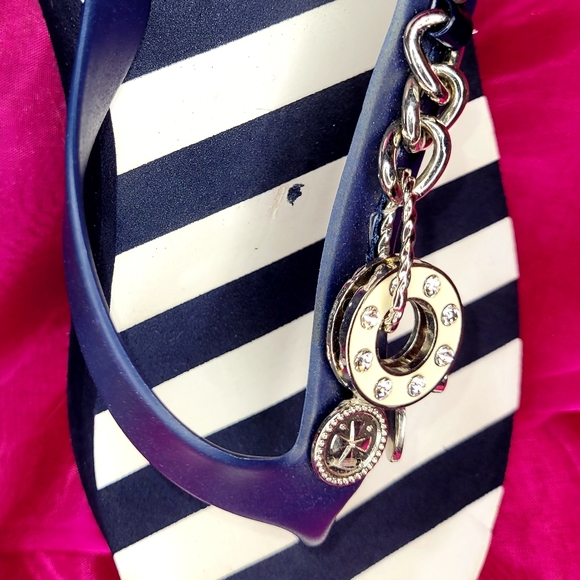 GUESS 6 1/2 STRIPED NEW NAVY WHITE SILVER CHARMS FLIP FLOPS SHOES - Picture 6 of 12